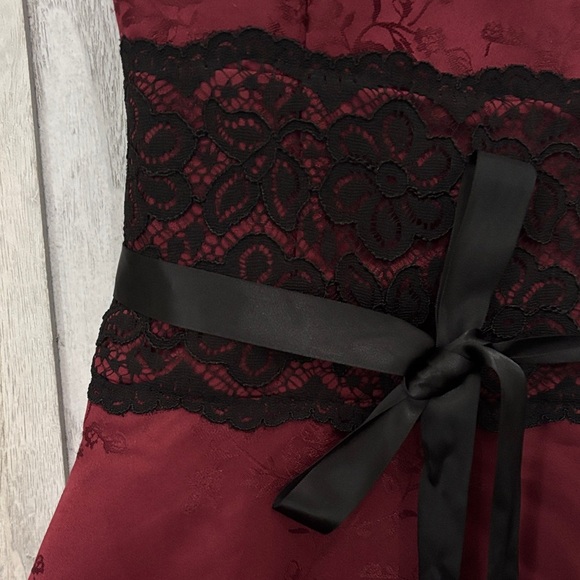 Burgundy Lace Strapless Dress - Picture 5 of 9